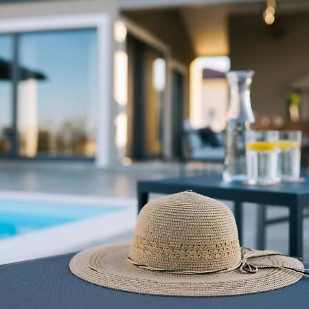 & Jardin - Luxury With Swimming Pool Vrh (Krk)